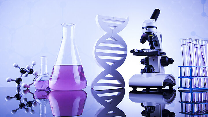 Zdjęcie przedstawia mikroskop i próbówka