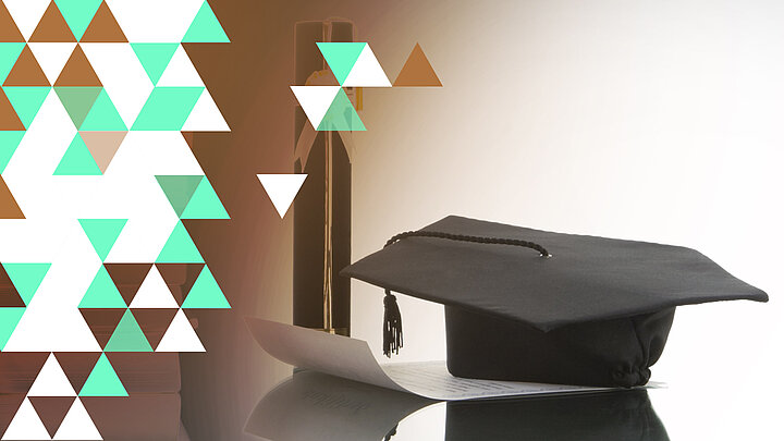 Abstrakcyjne zdjęcie z biretem i aktami